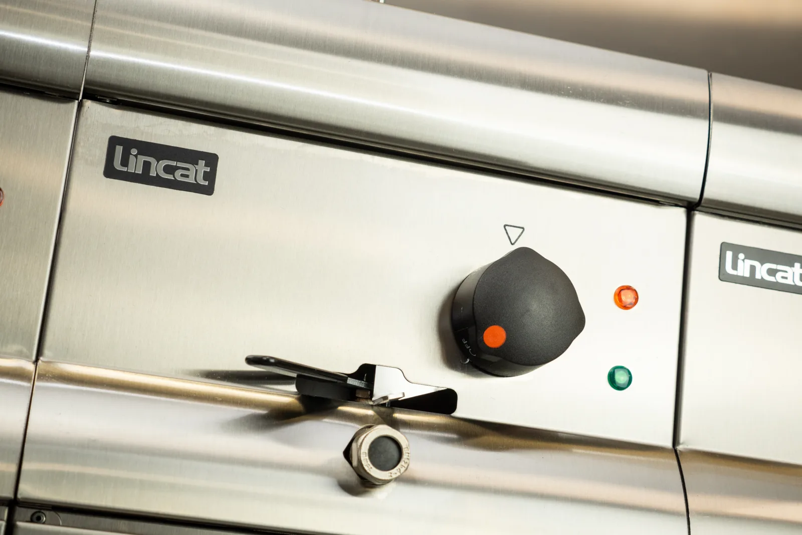 Lincat J6 - Silverlink Electric Free-standing Single Tank Fryer – 1 Basket – W 300 mm – 6.0 kW - Image 4