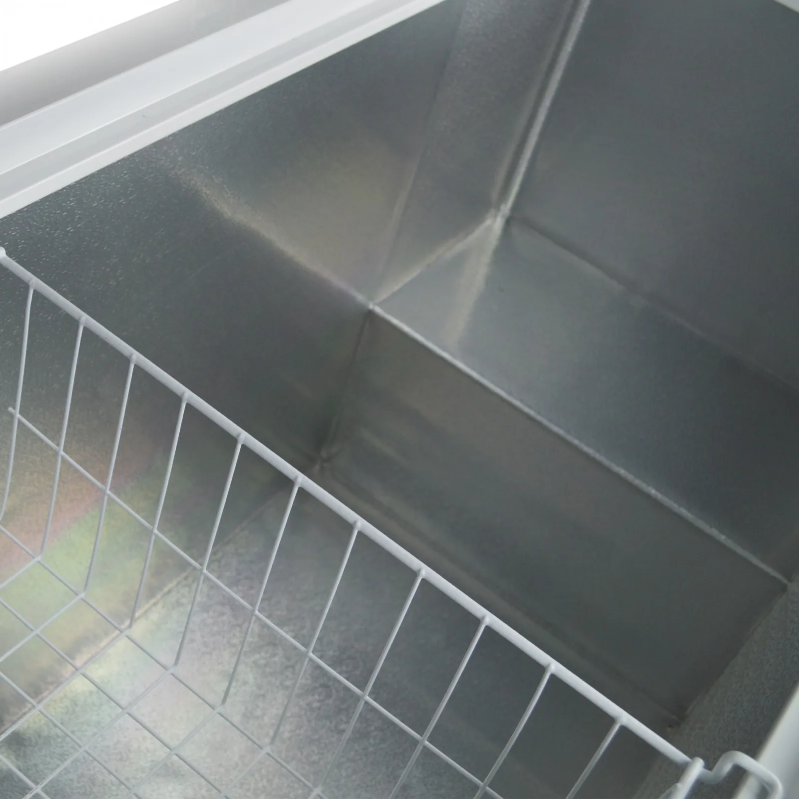 Blizzard CF450WH Chest Freezer - Image 6