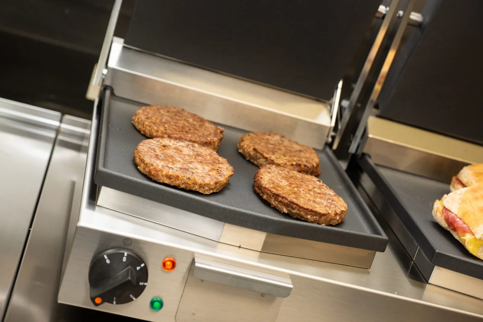 Lincat Lynx 400 Electric Counter-top Twin Contact Grill - Smooth Upper & Lower Plates - W 623 mm - 4.5 kW - Image 4