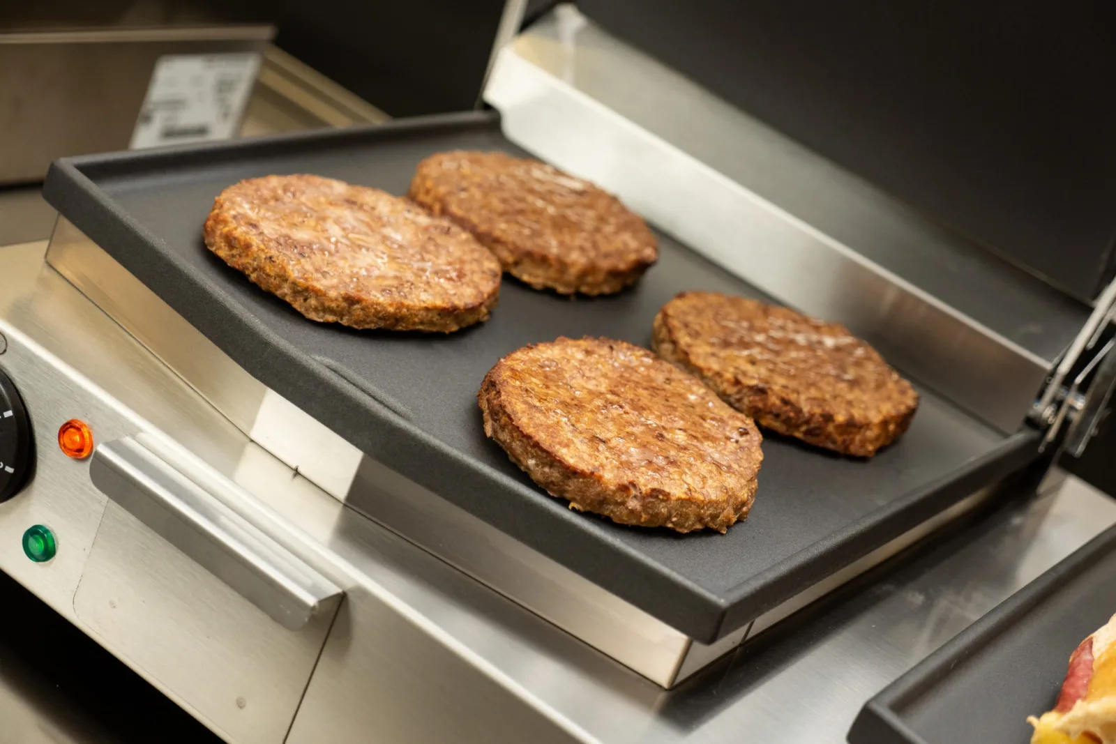 Lincat Lynx 400 Electric Counter-top Twin Contact Grill - Smooth Upper & Lower Plates - W 623 mm - 4.5 kW - Image 2
