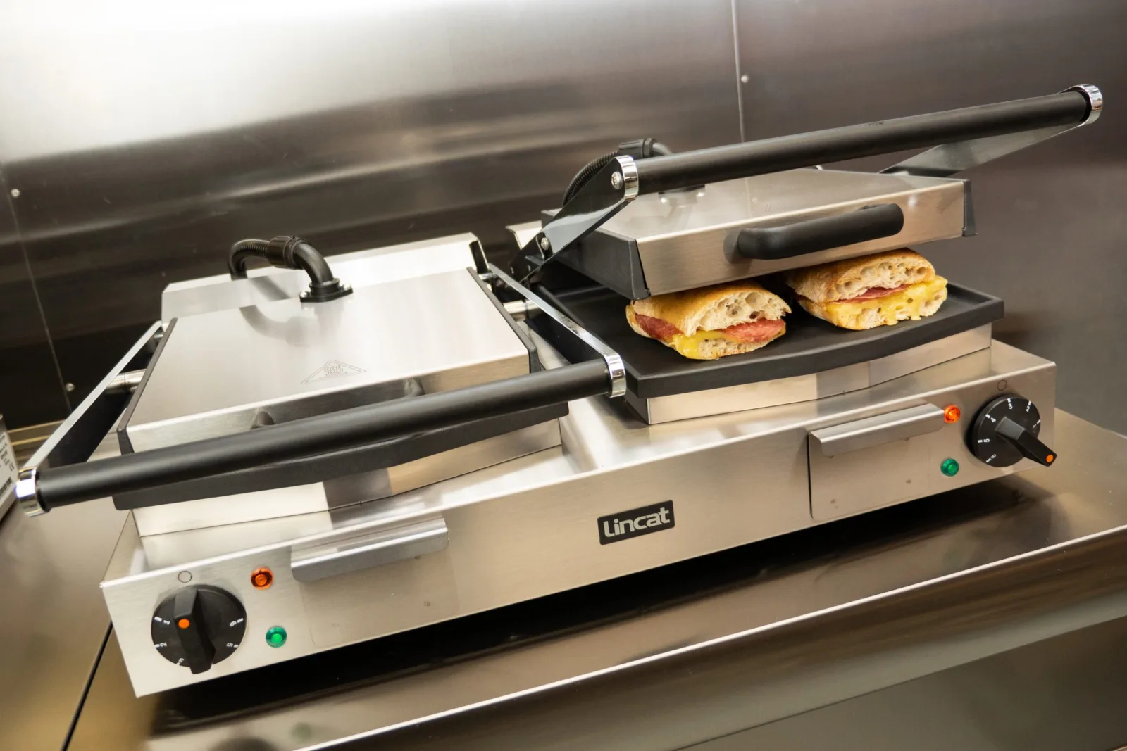 Lincat Lynx 400 Electric Counter-top Twin Panini Grill - Ribbed Upper & Lower Plates - W 623 mm - 4.5 kW - Image 2