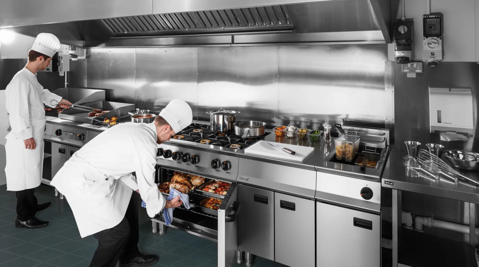 Lincat Opus 800 Electric Counter-top Clam Griddle - Flat Upper Plate - W 400 mm - 8.6 kW - Image 2