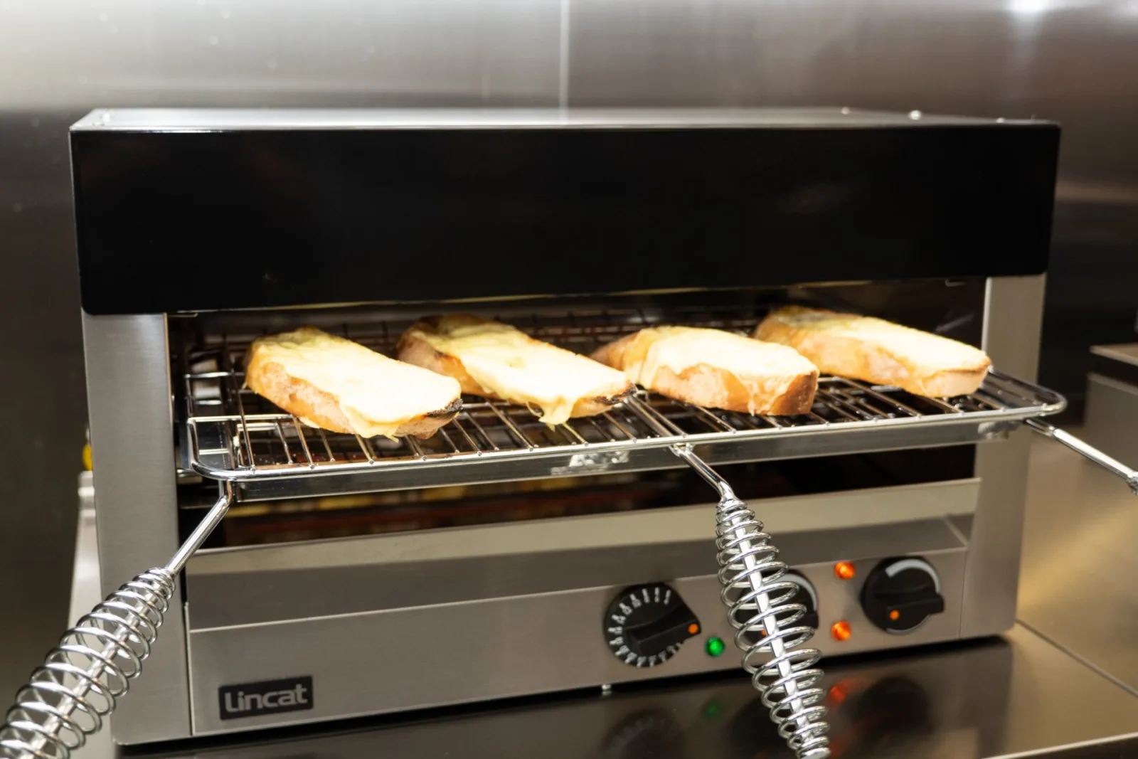 Lincat LSC - Lynx Superchef Electric Counter-top Infra-Red Grill with Rod Shelf & Spillage Pan – W 552 mm – 3.0 kW - Image 3