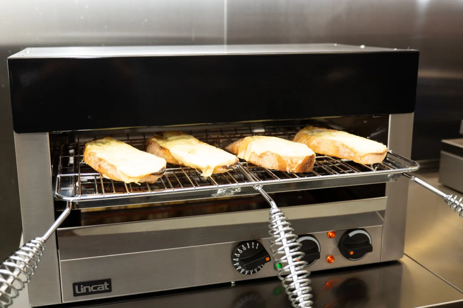 Lincat LSC - Lynx Superchef Electric Counter-top Infra-Red Grill with Rod Shelf & Spillage Pan – W 552 mm – 3.0 kW - Image 4