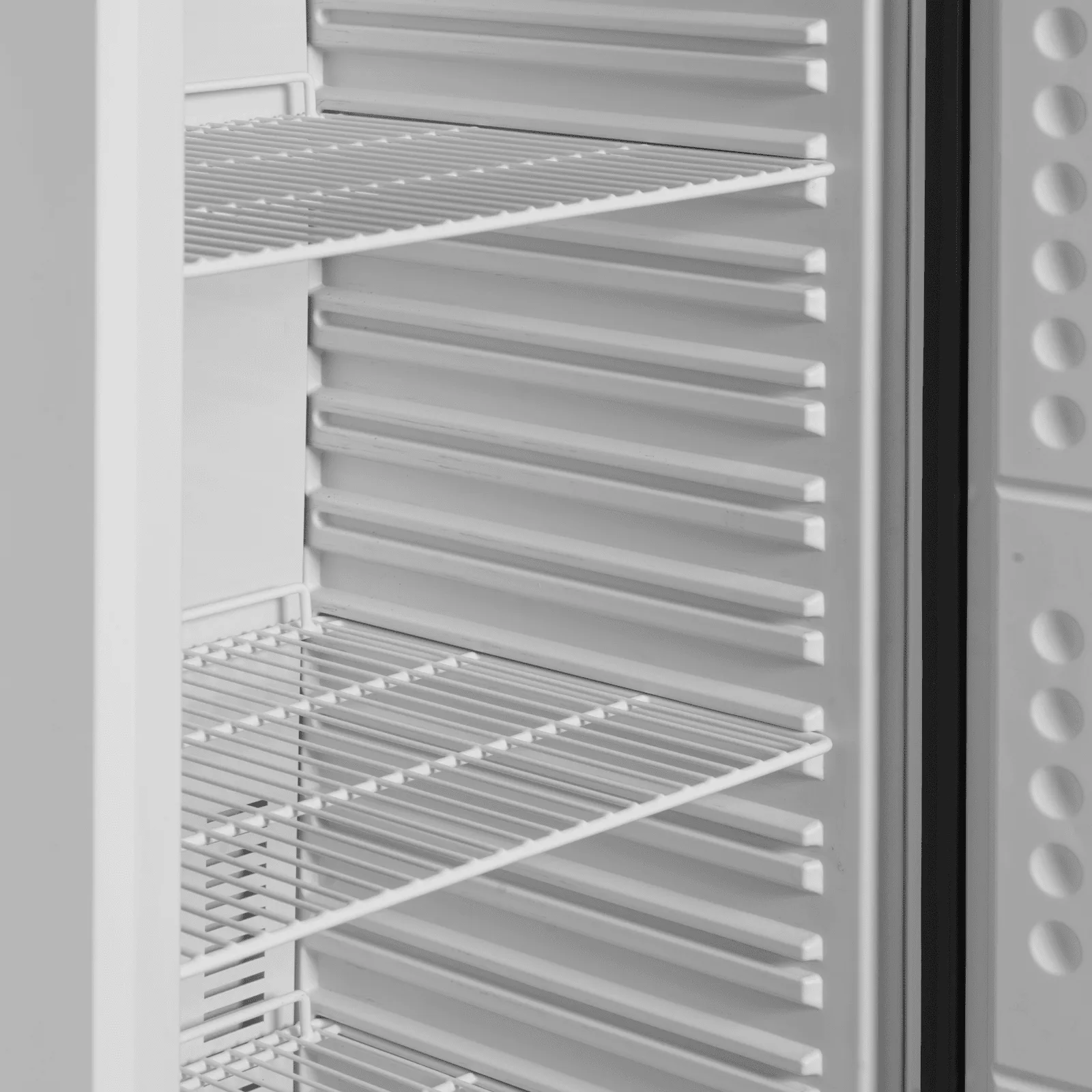 UF400V Fan Assisted Upright Freezer - Image 4