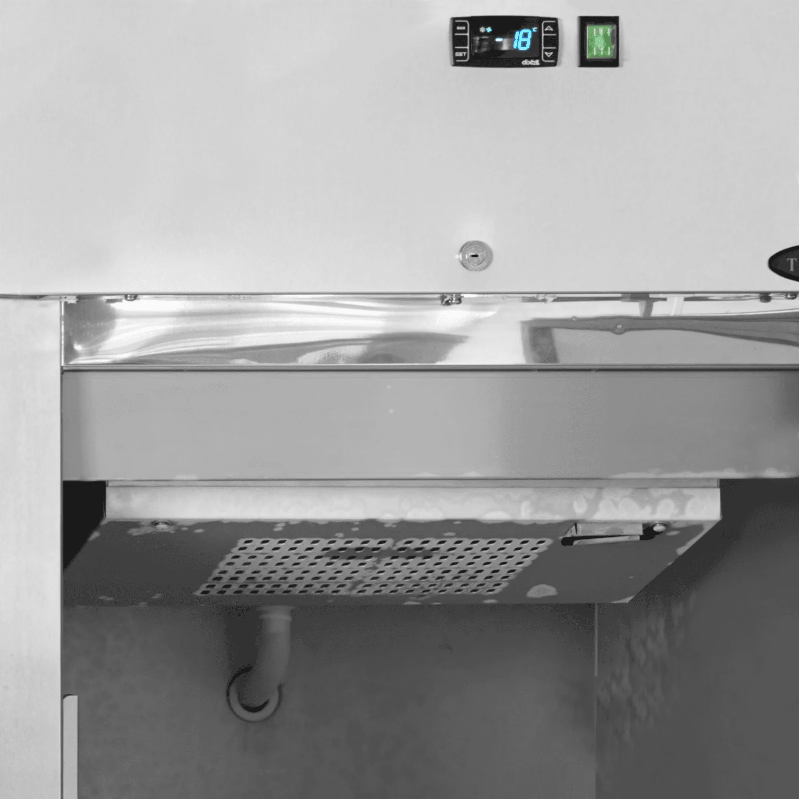 GUC70 Gastronorm Solid Door Refrigerator - Image 3